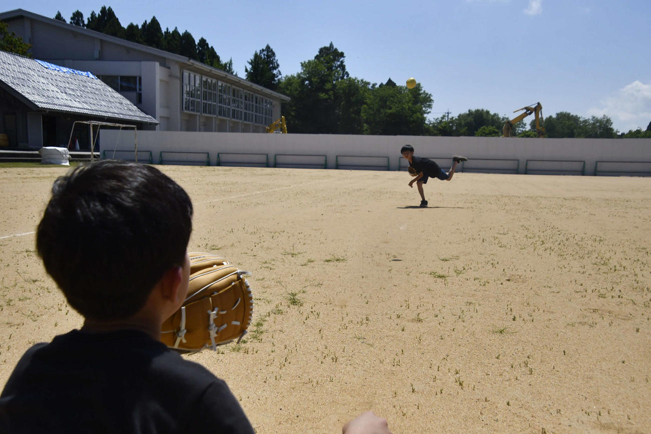 大谷グラブで野球をする能登町の松波小学校の児童たち（撮影・平山連）