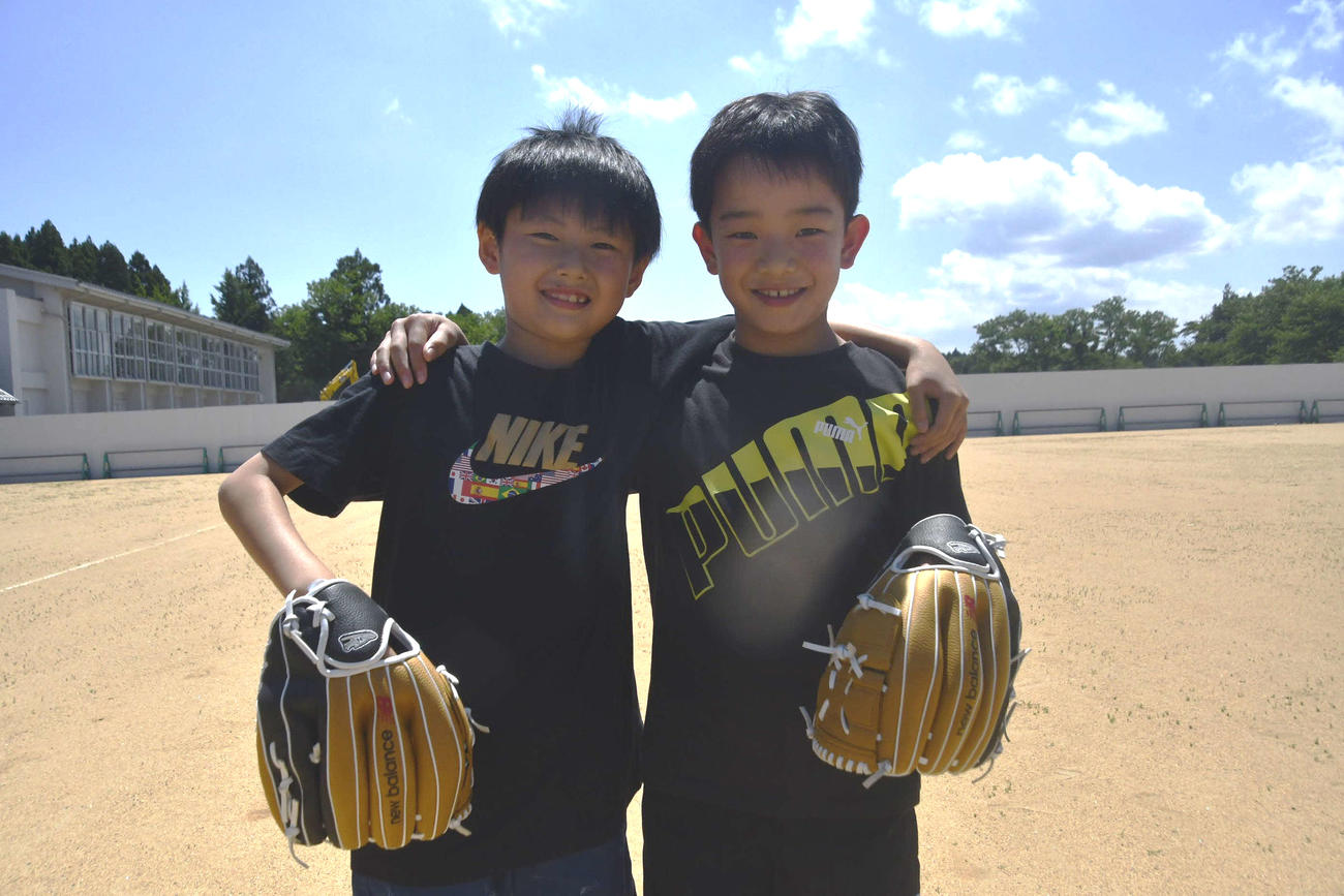 大谷グラブを手にする松波小学校3年の中野君（左）と新谷君（撮影・平山連）