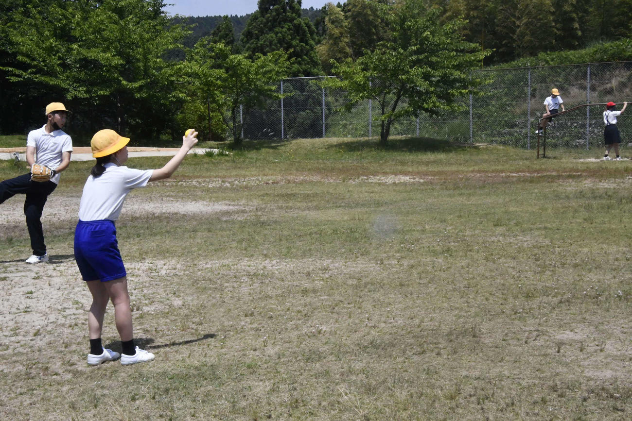 キャッチボールを楽しむ輪の中には女子児童もいた七尾市の中島小学校（撮影・平山連）