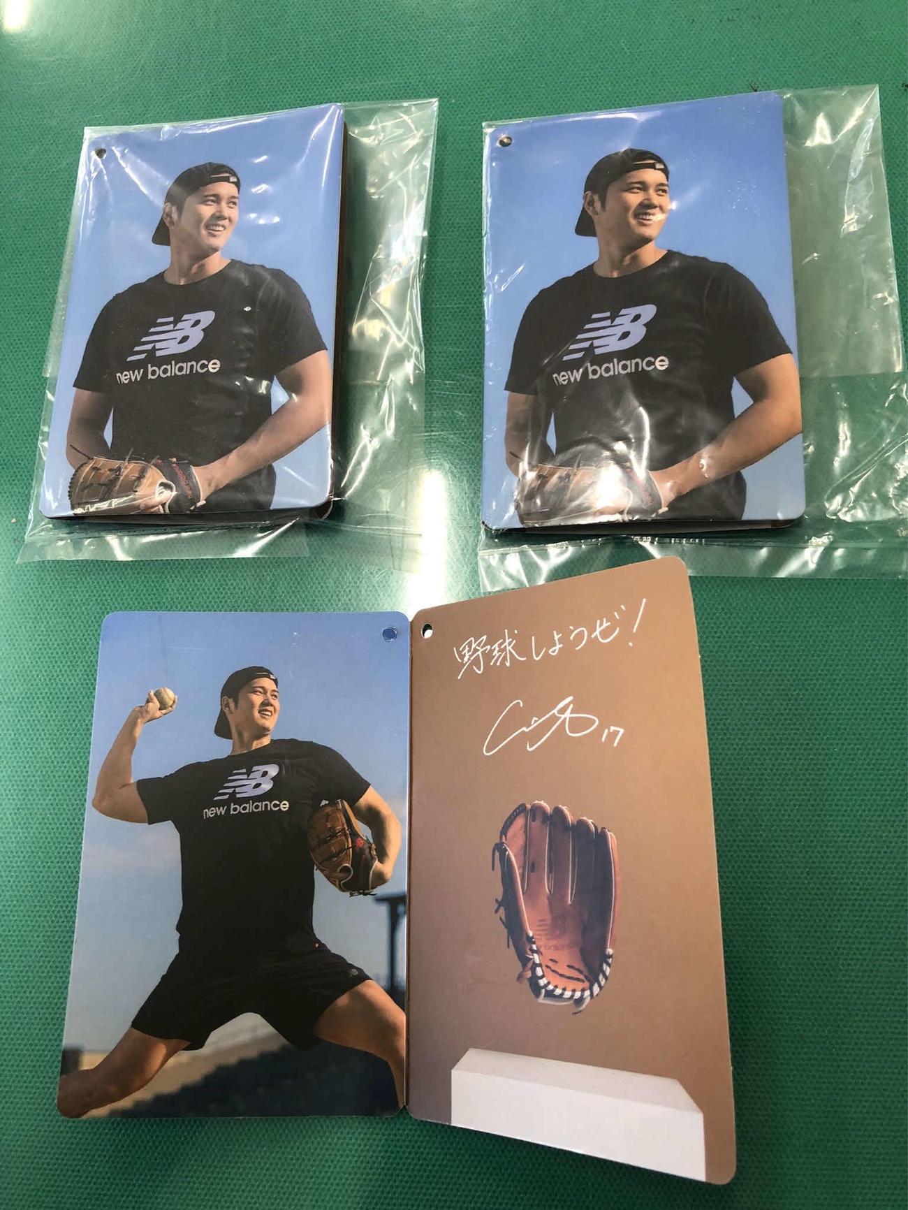 大谷グラブに同封された大谷の「野球しようぜ！」との直筆メッセージ（撮影・平山連）