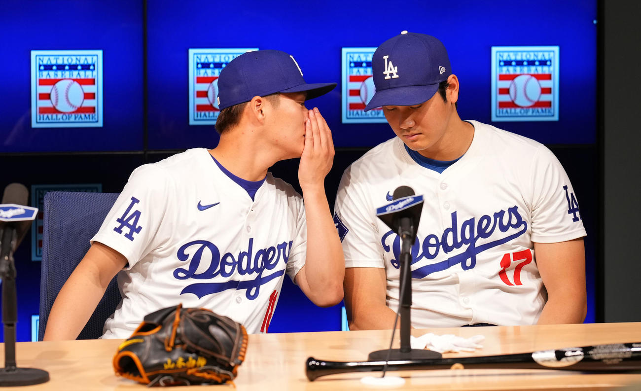ドジャース対ダイヤモンドバックス　試合前、会見で言葉を交わすドジャース大谷と山本（左）（撮影・横山健太）