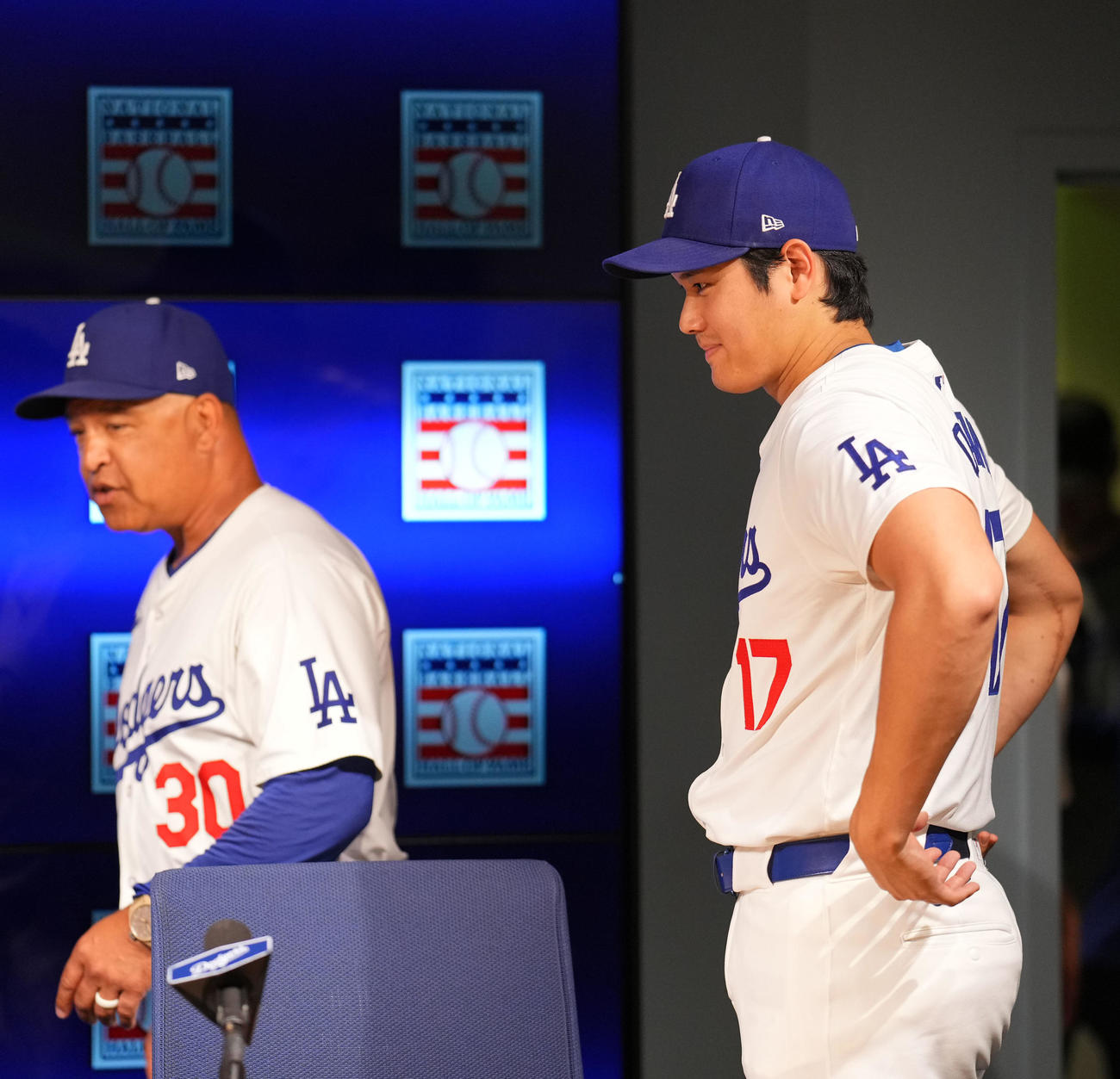 ドジャース対ダイヤモンドバックス　試合前、会見に登壇するドジャース大谷とロバーツ監督（左）（撮影・横山健太）