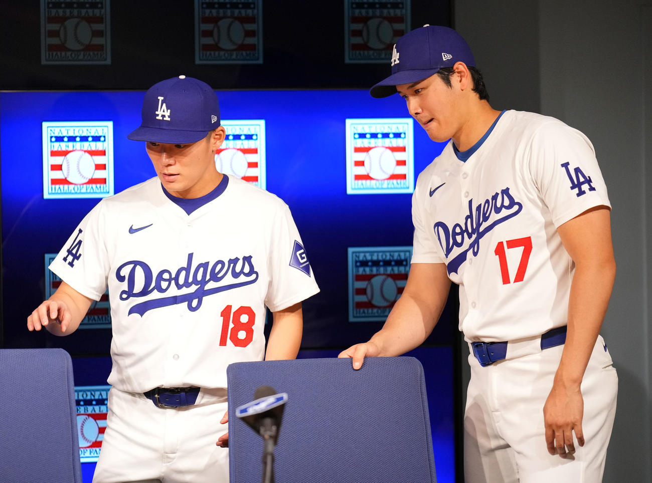 ドジャース対ダイヤモンドバックス　試合前、会見に登壇するドジャース大谷と山本（左）（撮影・横山健太）