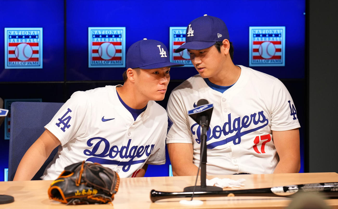 ドジャース対ダイヤモンドバックス　試合前、会見で言葉を交わすドジャース大谷と山本（左）（撮影・横山健太）