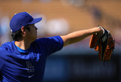 ドジャース対ダイヤモンドバックス　キャッチボールをするドジャース大谷（撮影・横山健太）