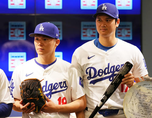 ドジャース対ダイヤモンドバックス　寄贈品を手に笑顔を見せるドジャース大谷と山本（左）（撮影・横山健太）