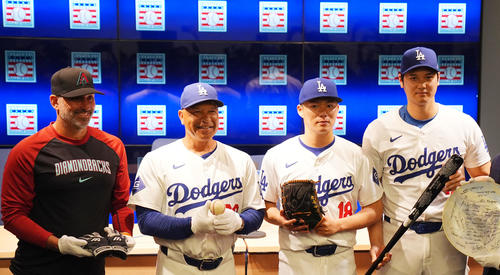 ドジャース対ダイヤモンドバックス　寄贈品を手に笑顔を見せる、右からドジャース大谷、山本、ロバーツ監督、ダイヤモンドバックスのトーリ・ロブロ監督（撮影・横山健太）
