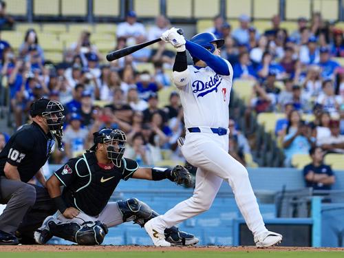 ドジャース対ダイヤモンドバックス　1回表ドジャース無死、左翼線へ二塁打を放つ大谷（撮影・横山健太）