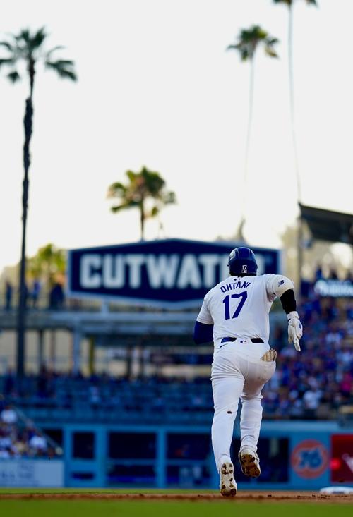 ドジャース対ダイヤモンドバックス　1回表ドジャース無死、左翼線へ二塁打を放ち二塁へ向かう大谷（撮影・横山健太）