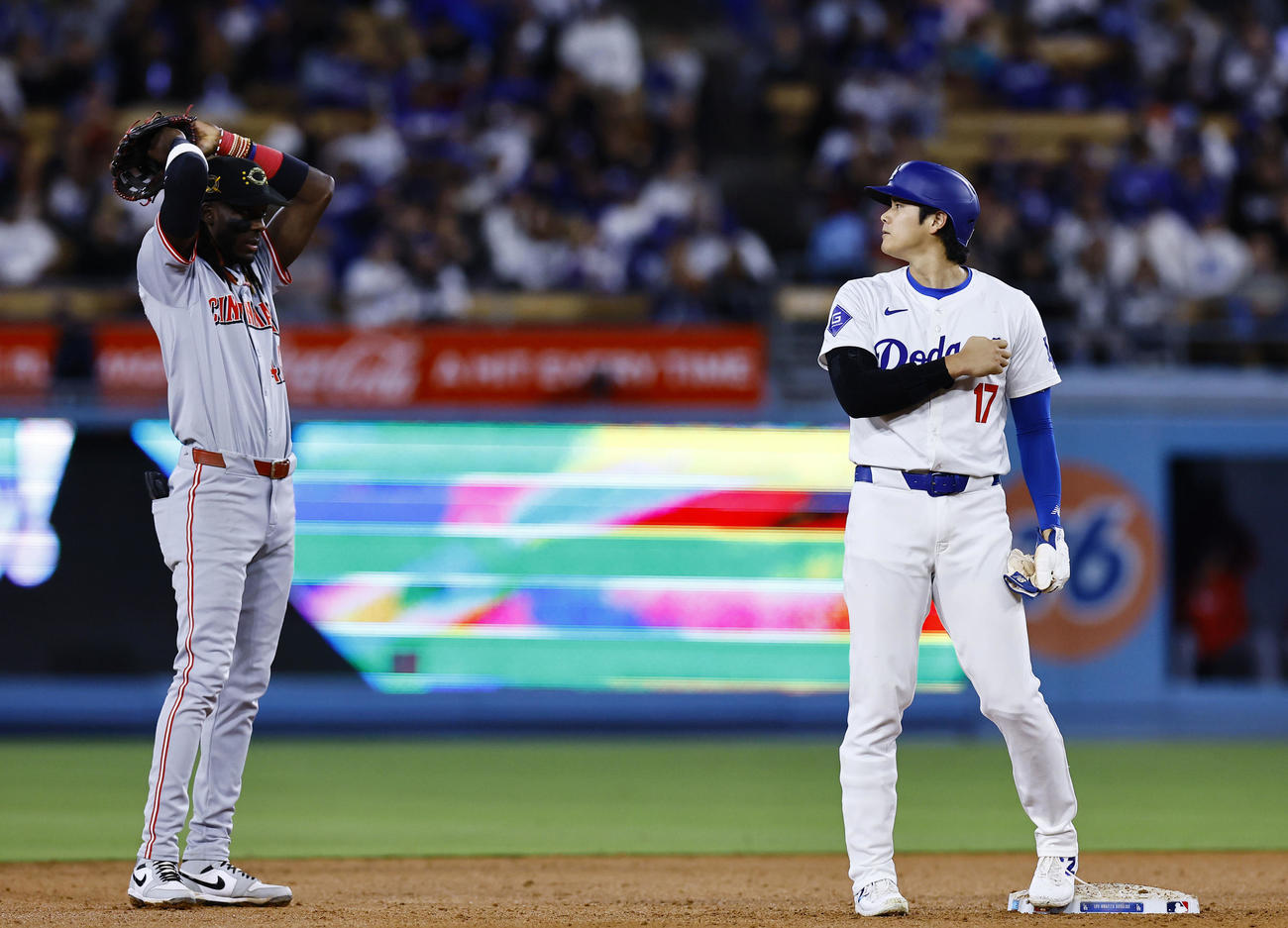 二塁上でレッズ・デラクルスと言葉を交わすドジャース大谷翔平（2024年5月撮影）