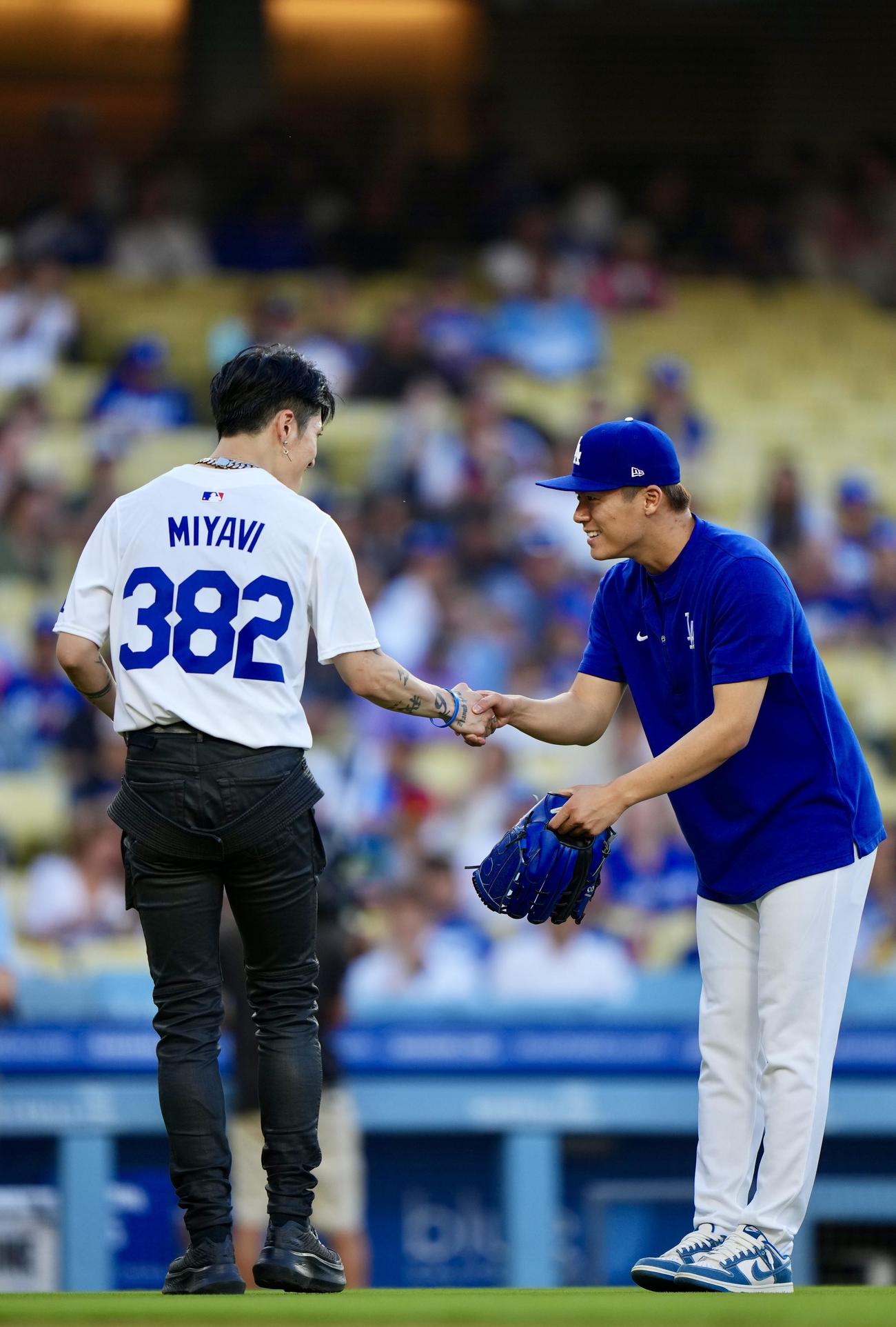 ドジャース対ダイヤモンドバックス　始球式を終え握手を交わすMIYAVI（左）とドジャース山本（撮影・横山健太）