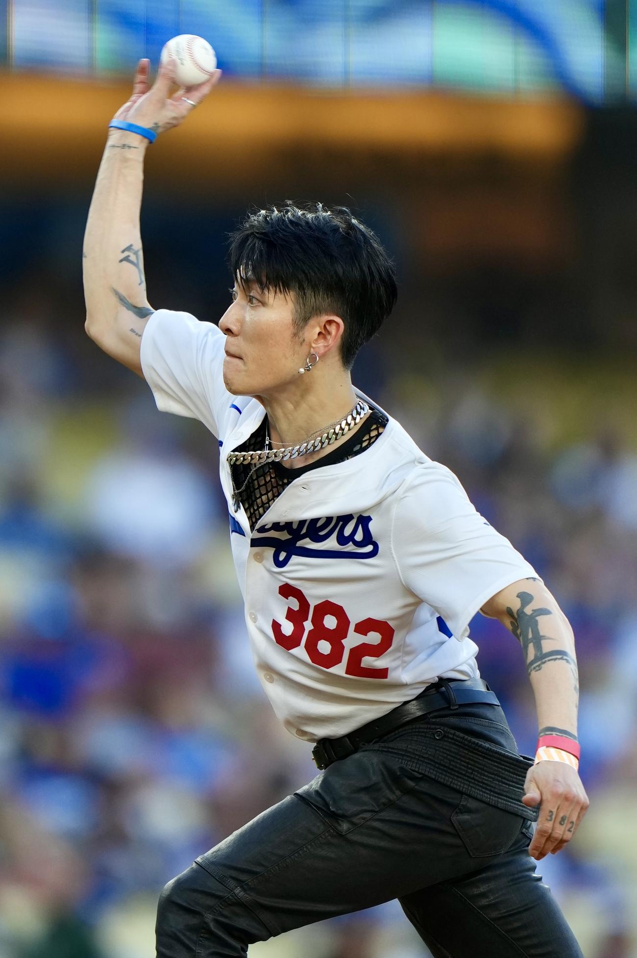 ドジャース対ダイヤモンドバックス　始球式に登場したMIYAVI＝2024年7月2日（撮影・横山健太）