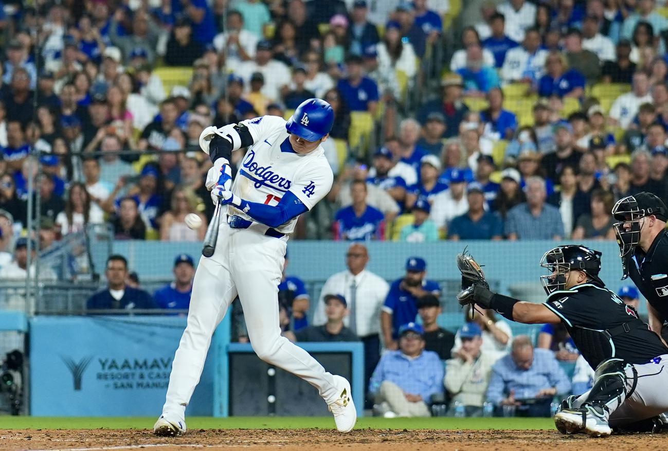 ドジャース対ダイヤモンドバックス　7回裏ドジャース無死一塁、右越え2点本塁打を放つ大谷（撮影・横山健太）