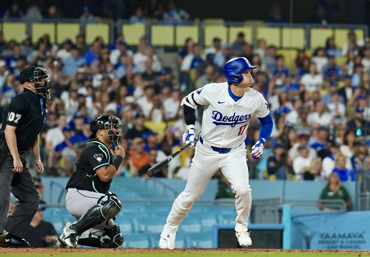 ドジャース対ダイヤモンドバックス　5回裏ドジャース1死、中前打を放つ大谷（撮影・横山健太）