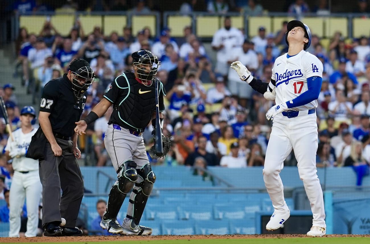 ドジャース対ダイヤモンドバックス　3回表ドジャース無死、自打球が足にあたり辛そうな表情を浮かべる大谷（撮影・横山健太）