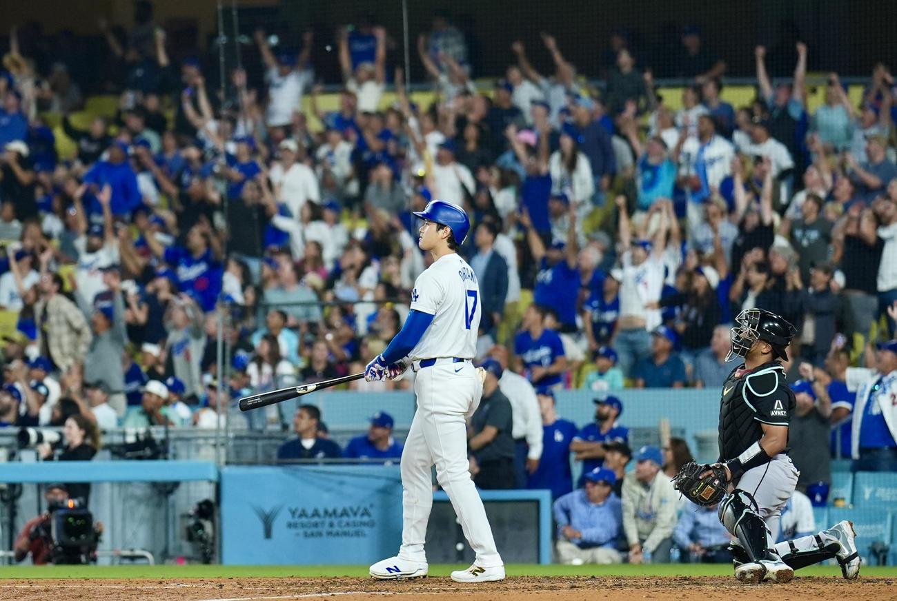 ドジャース対ダイヤモンドバックス　7回裏ドジャース無死一塁、右越え2点本塁打を放つ大谷（撮影・横山健太）