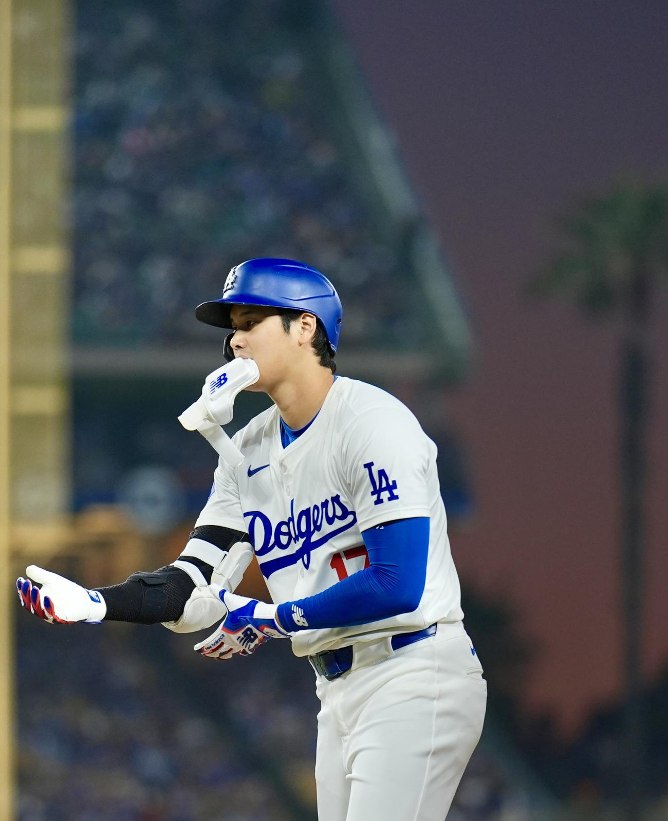 ドジャース対ダイヤモンドバックス　5回裏ドジャース1死、中前打を放つ大谷（撮影・横山健太）