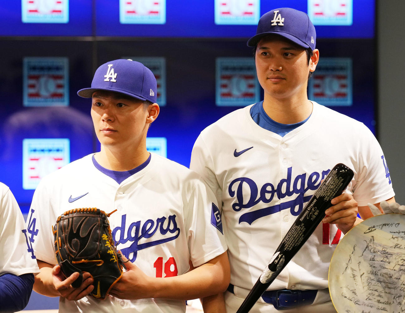 ドジャース対ダイヤモンドバックス　寄贈品を手に笑顔を見せるドジャース大谷と山本（左）（撮影・横山健太）