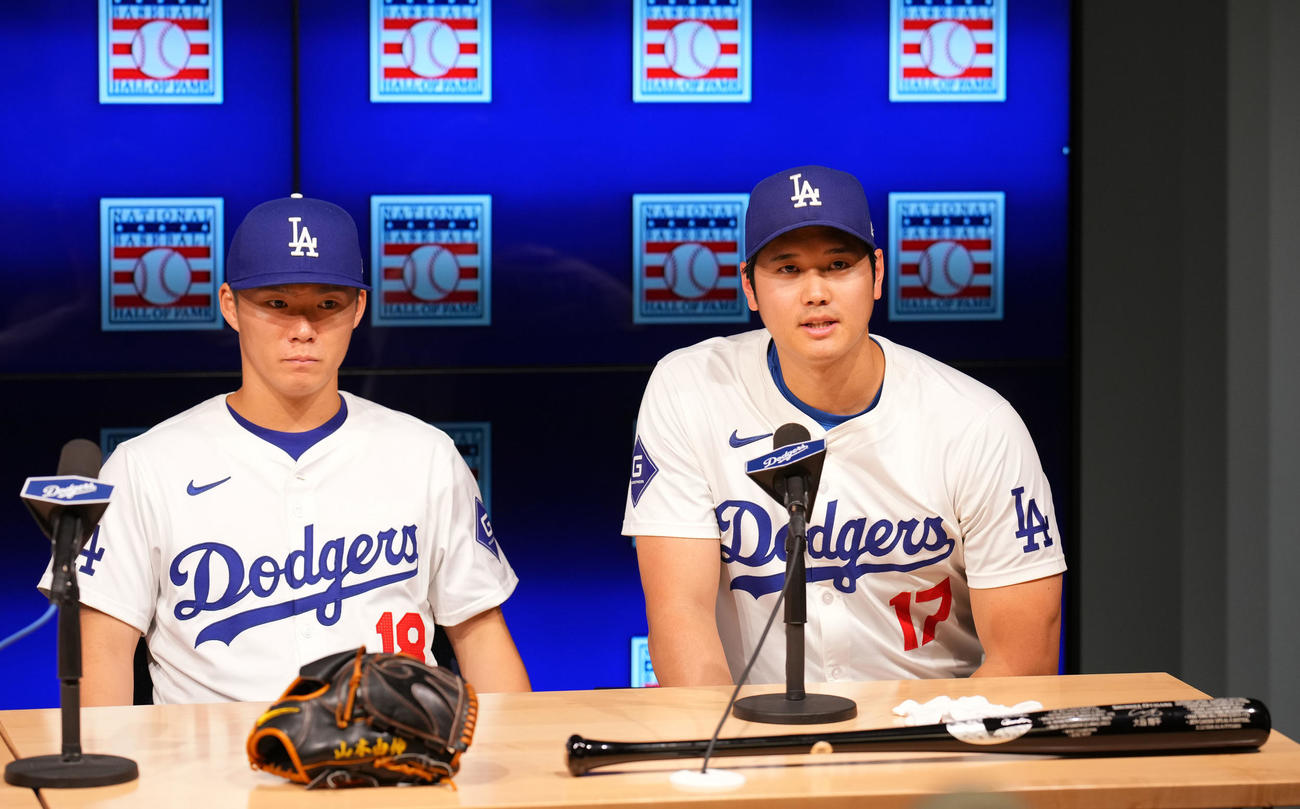 ドジャース対ダイヤモンドバックス　試合前、会見に登壇したドジャース大谷と山本（左）（撮影・横山健太）