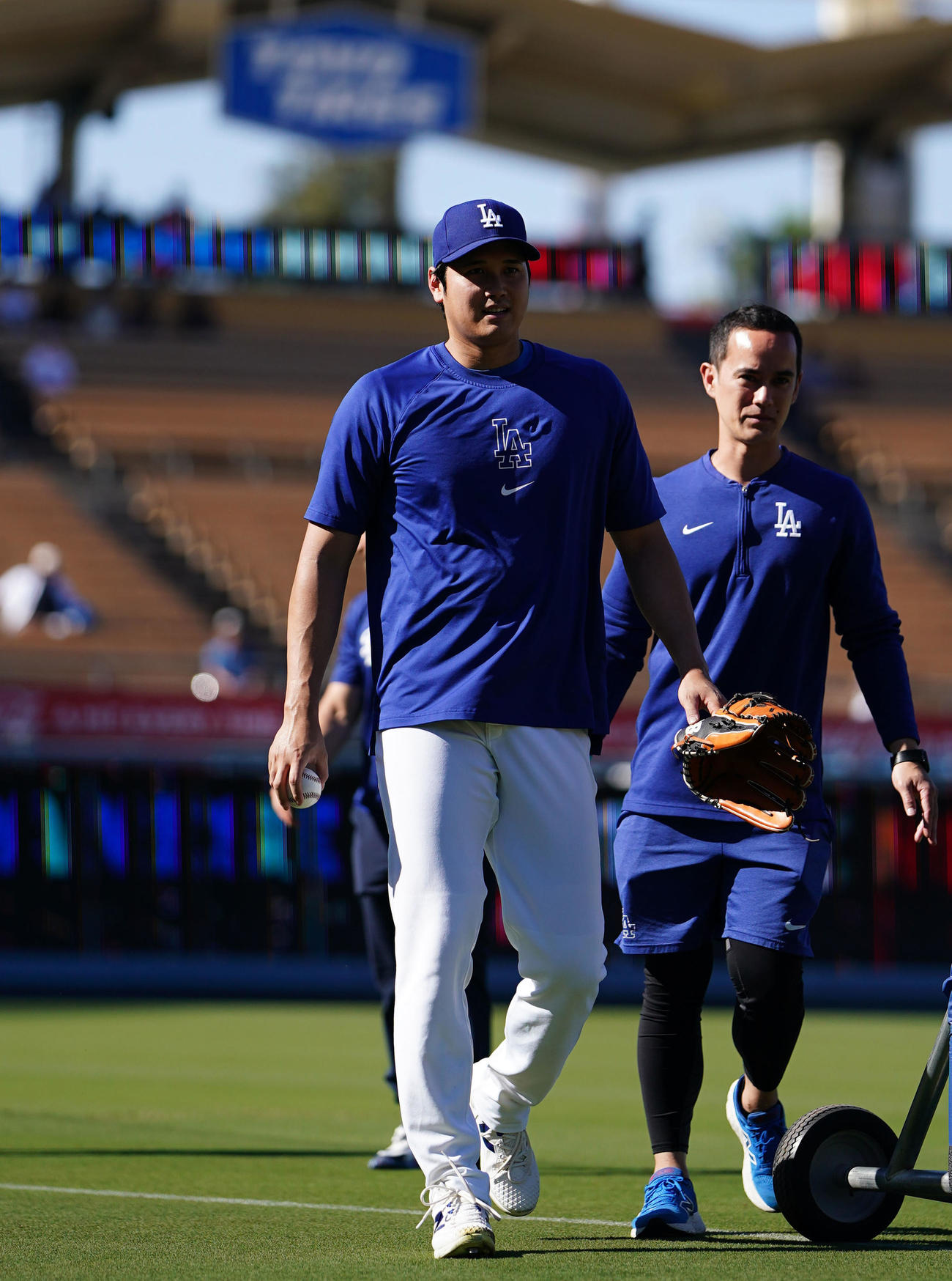 ドジャース対ダイヤモンドバックス　キャッチボールを終え引き揚げるドジャース大谷（撮影・横山健太）
