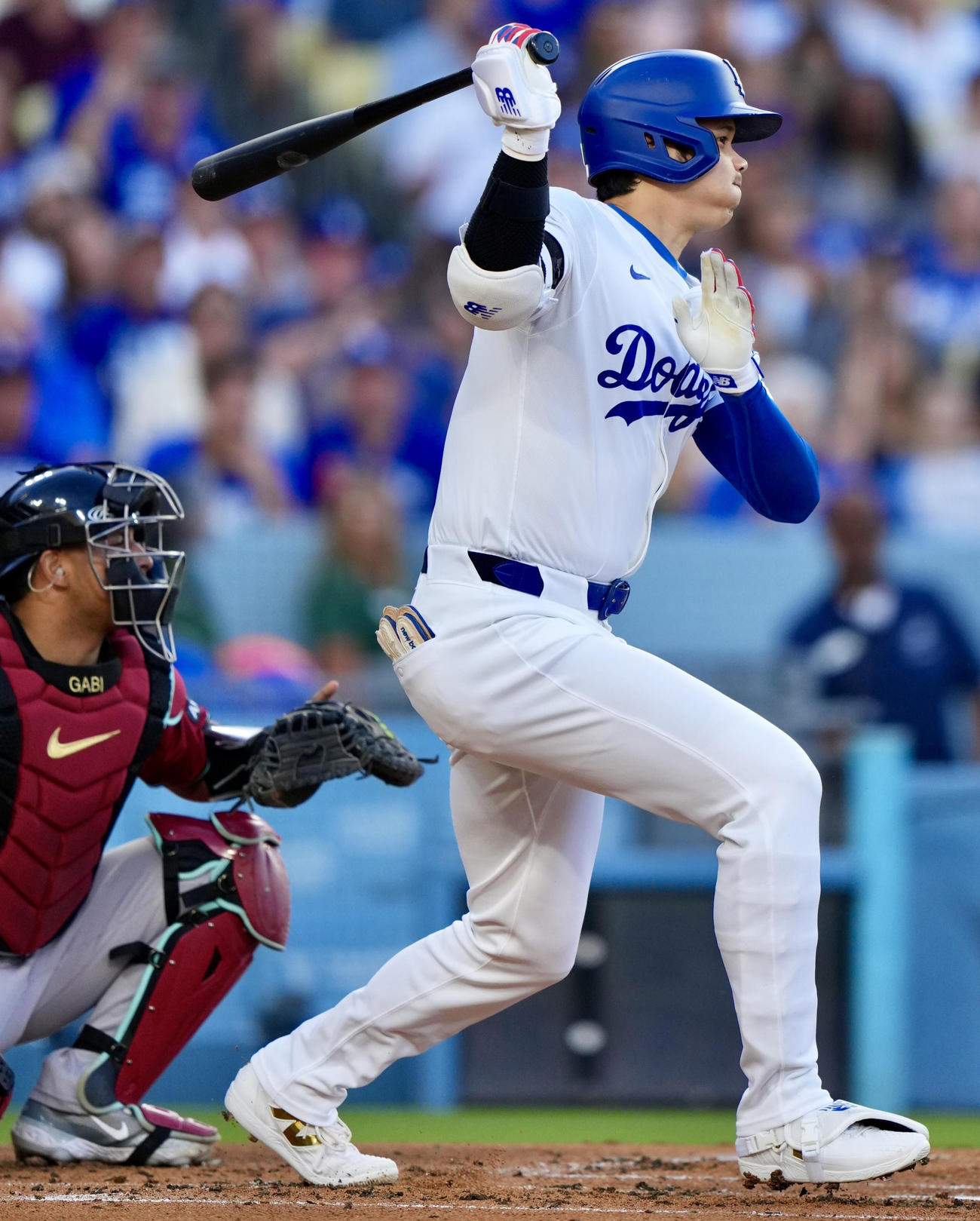 ドジャース対ダイヤモンドバックス　1回裏ドジャース無死、中前打を放つ大谷（撮影・横山健太）