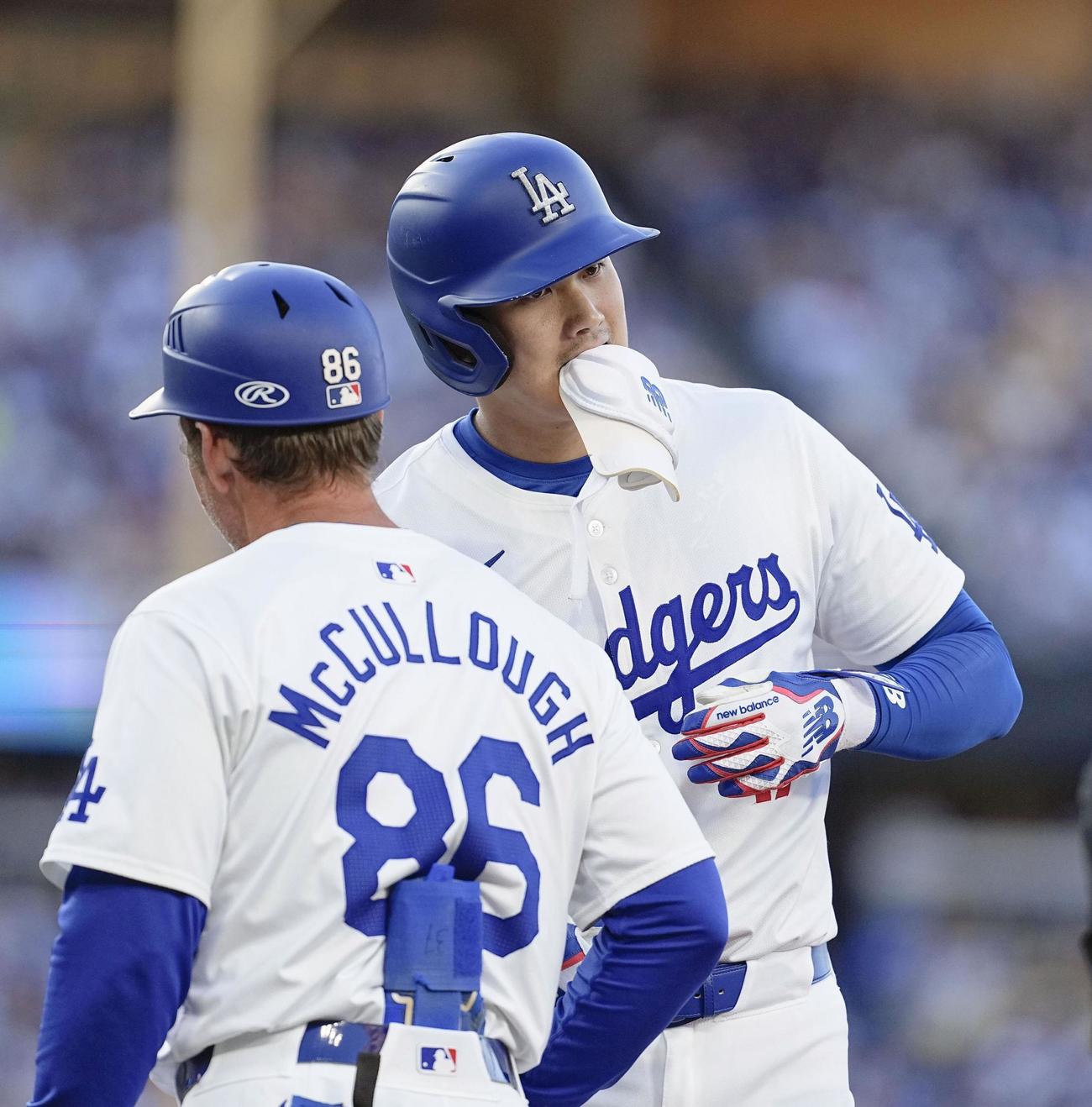 ダイヤモンドバックス戦の1回、中前打を放ったドジャース・大谷＝ロサンゼルス（共同）