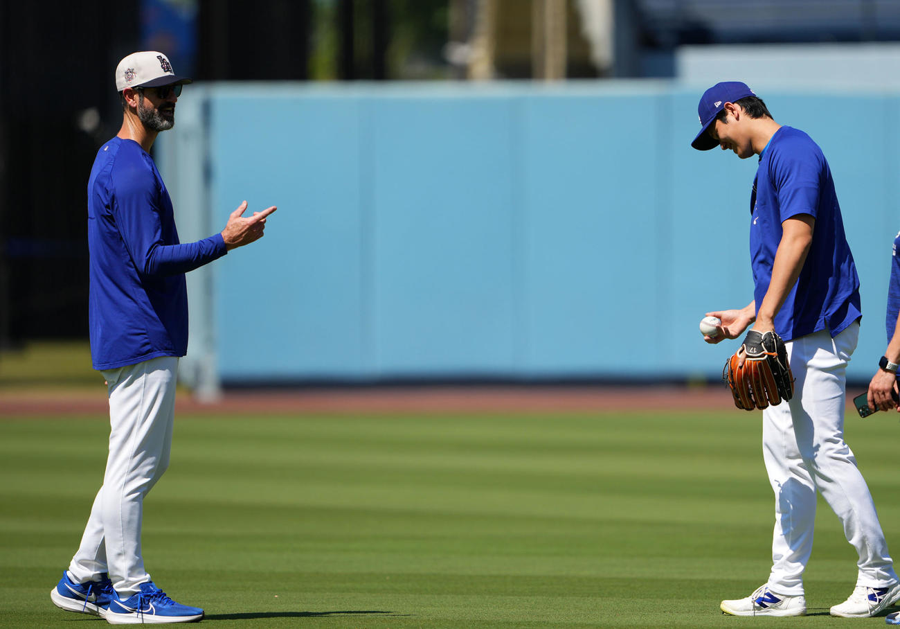 ドジャース対ダイヤモンドバックス　言葉を交わすドジャース大谷とプライア－投手コーチ（左）（撮影・横山健太）