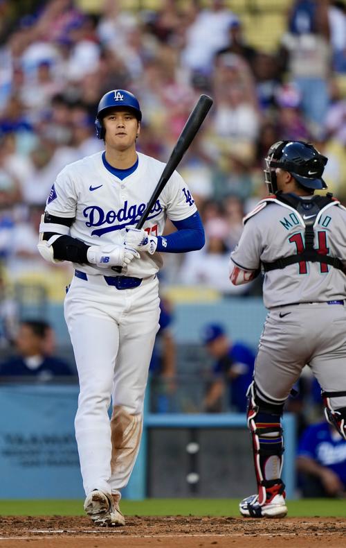 ドジャース対ダイヤモンドバックス 4回裏ドジャース2死二塁、見逃し三振に倒れる大谷(撮影・横山健太)