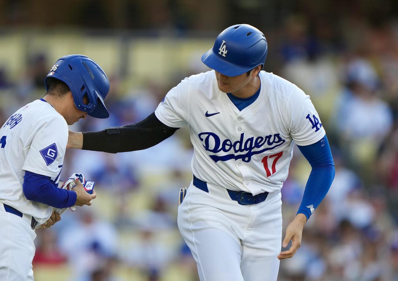 ドジャース対ダイヤモンドバックス　1回裏ドジャース無死、四球で出塁する大谷（撮影・横山健太）
