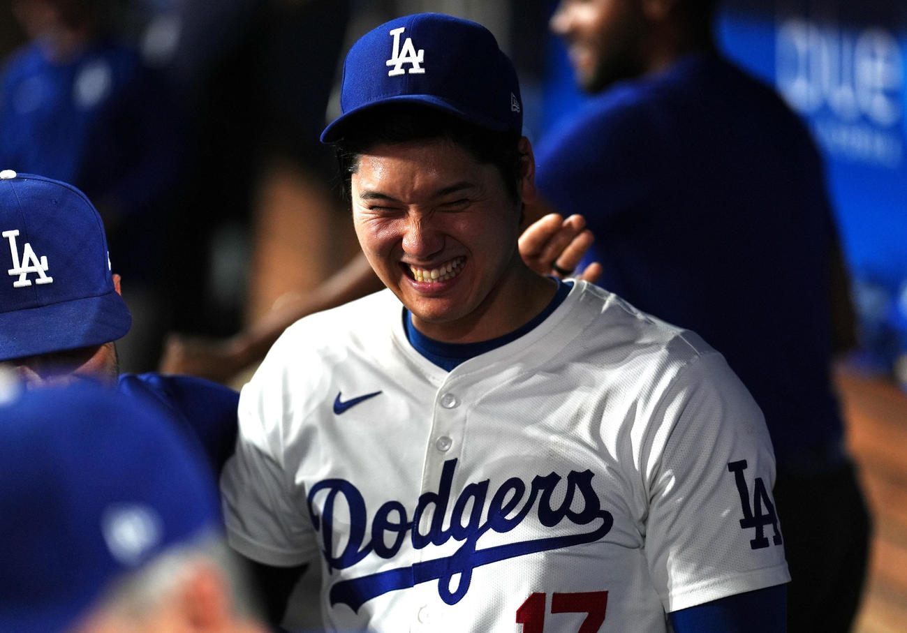 ドジャース対ブルワーズ　ブルワーズに勝利し笑顔で引き揚げるドジャース大谷（撮影・横山健太）