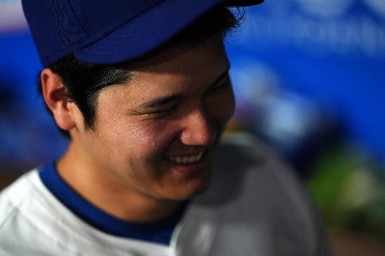 ドジャース対ブルワーズ　ブルワーズに勝利し笑顔で引き揚げるドジャース大谷（撮影・横山健太）