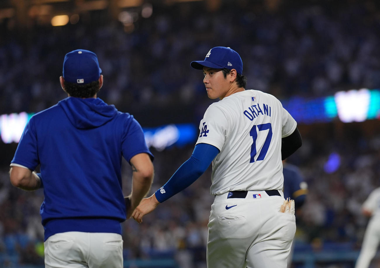 ドジャース対ブルワーズ　ブルワーズに勝利しグラウンドへ向かうドジャース大谷（撮影・横山健太）