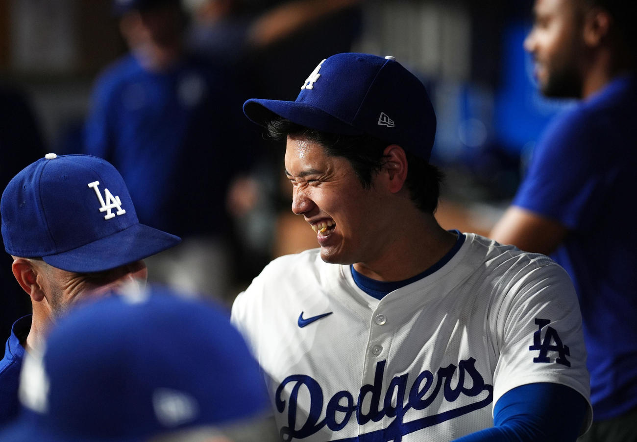 ドジャース対ブルワーズ　ブルワーズに勝利し笑顔で引き揚げるドジャース大谷（撮影・横山健太）