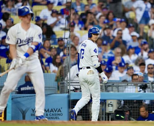 ドジャース対ブルワーズ 3回裏ドジャース無死、見逃し三振に倒れベンチへ引きあげる大谷(撮影・横山健太)