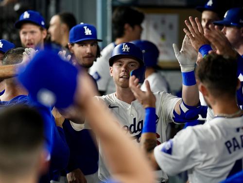 ドジャース対ブルワーズ 7回裏ドジャース2死、左越え本塁打を放ちタッチを交わすスミス(撮影・横山健太)
