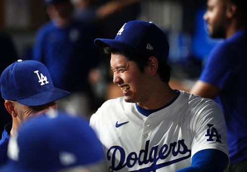 ドジャース対ブルワーズ ブルワーズに勝利し笑顔で引き揚げるドジャース大谷(撮影・横山健太)