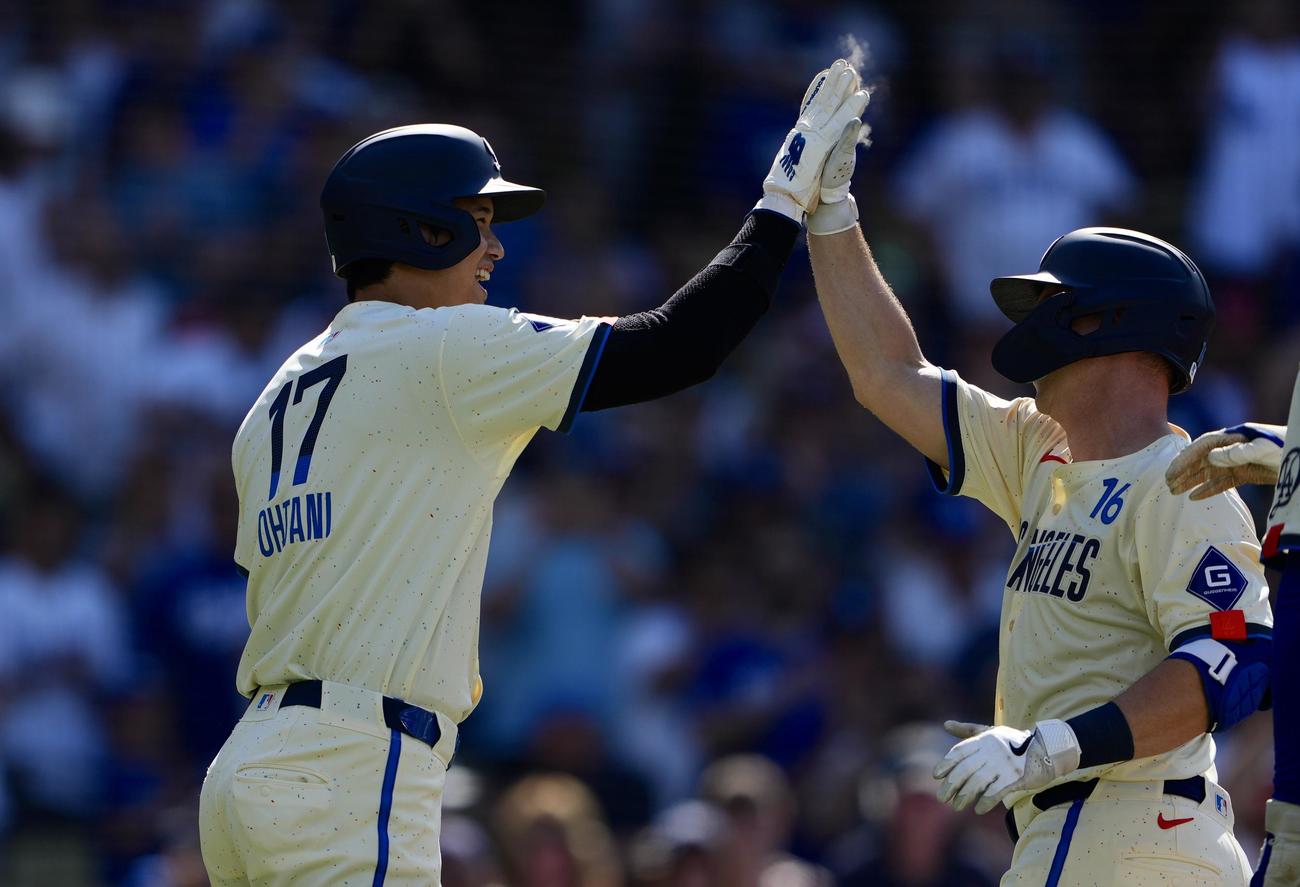 ドジャース対ブルワーズ　1回裏ドジャース無死一塁、右越え2点本塁打を放ったスミス（右）とタッチを交わす大谷（撮影・横山健太）