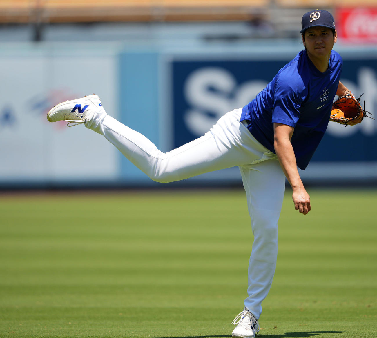 ドジャース対ブルワーズ　キャッチボールをするドジャース大谷（撮影・横山健太）