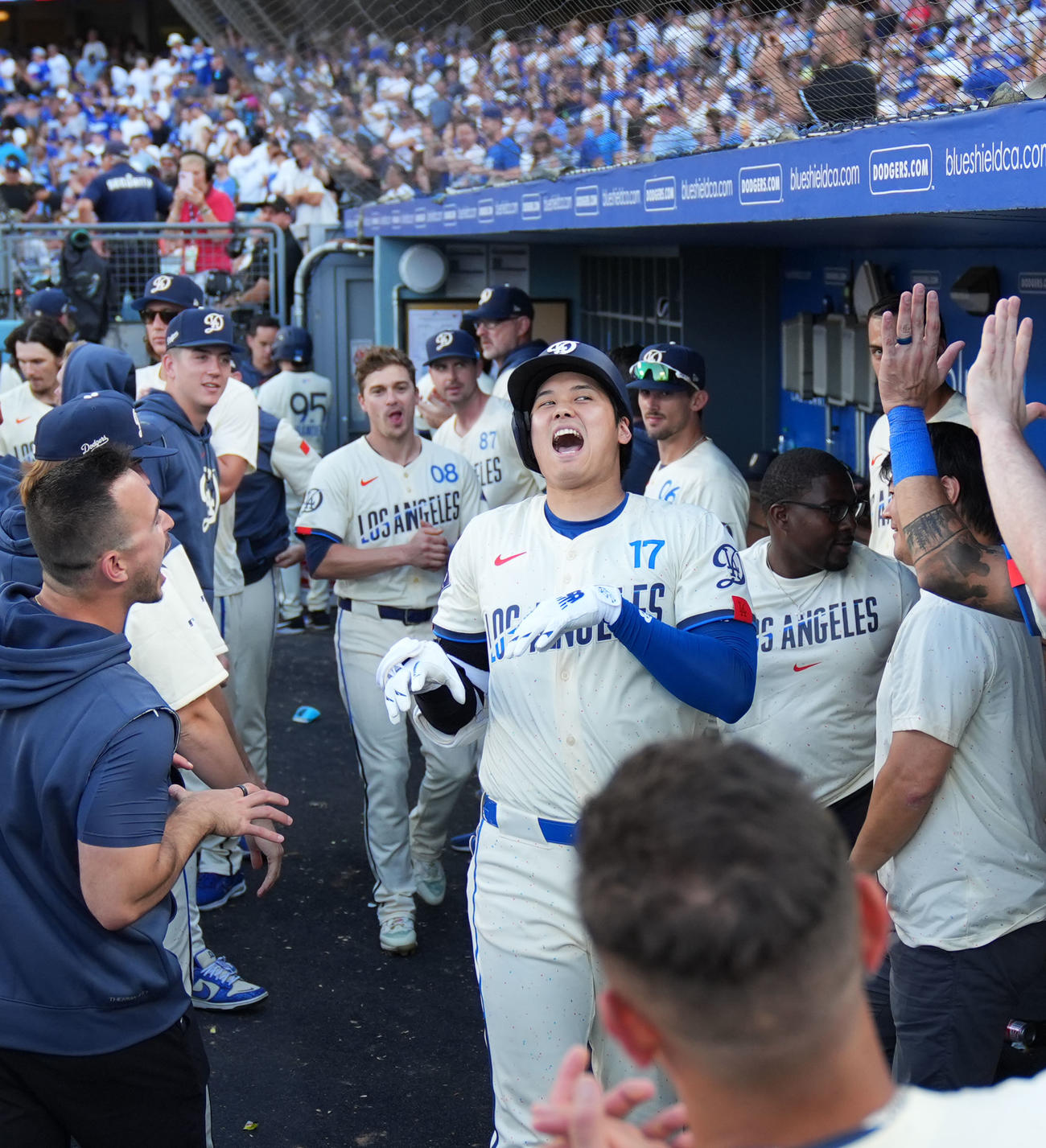 ドジャース対ブルワーズ　8回裏ドジャース1死、右中間へ本塁打を放ちゴジラポーズをする大谷（撮影・横山健太）