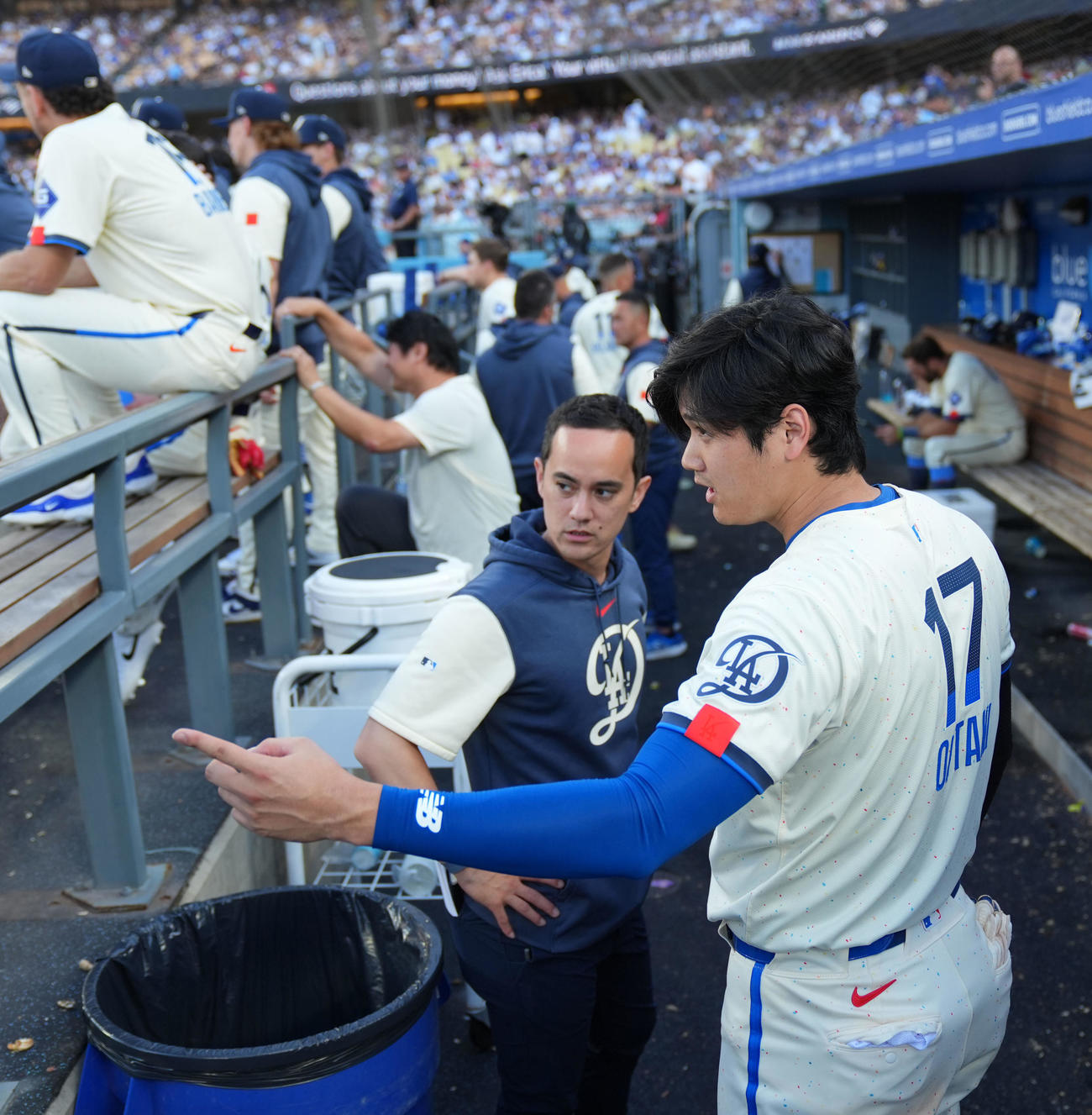 ドジャース対ブルワーズ　ベンチで指示を出すドジャース大谷（撮影・横山健太）