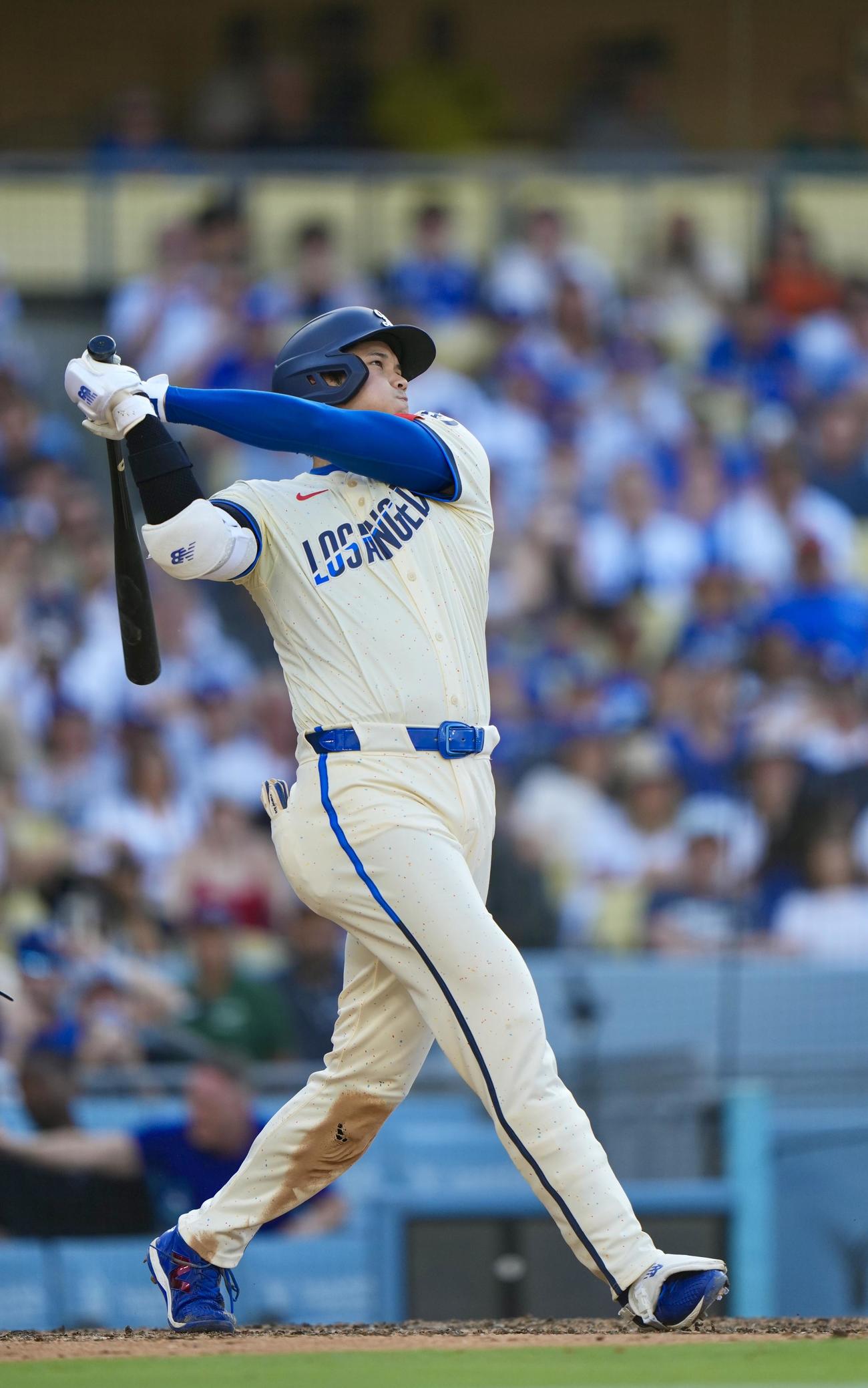 ドジャース対ブルワーズ　6回裏ドジャース2死、右中間へ三塁打を放つ大谷（撮影・横山健太）