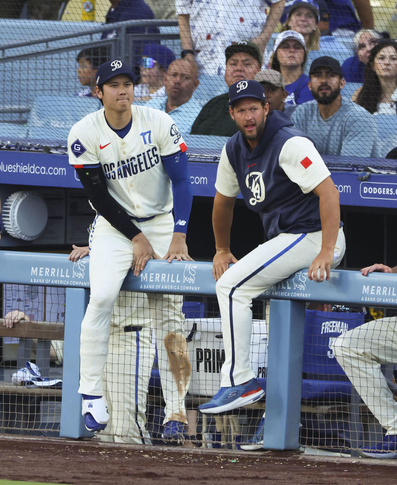 ブルワーズ戦の勝利でベンチから出る大谷翔平とカーショー｛右）（共同）