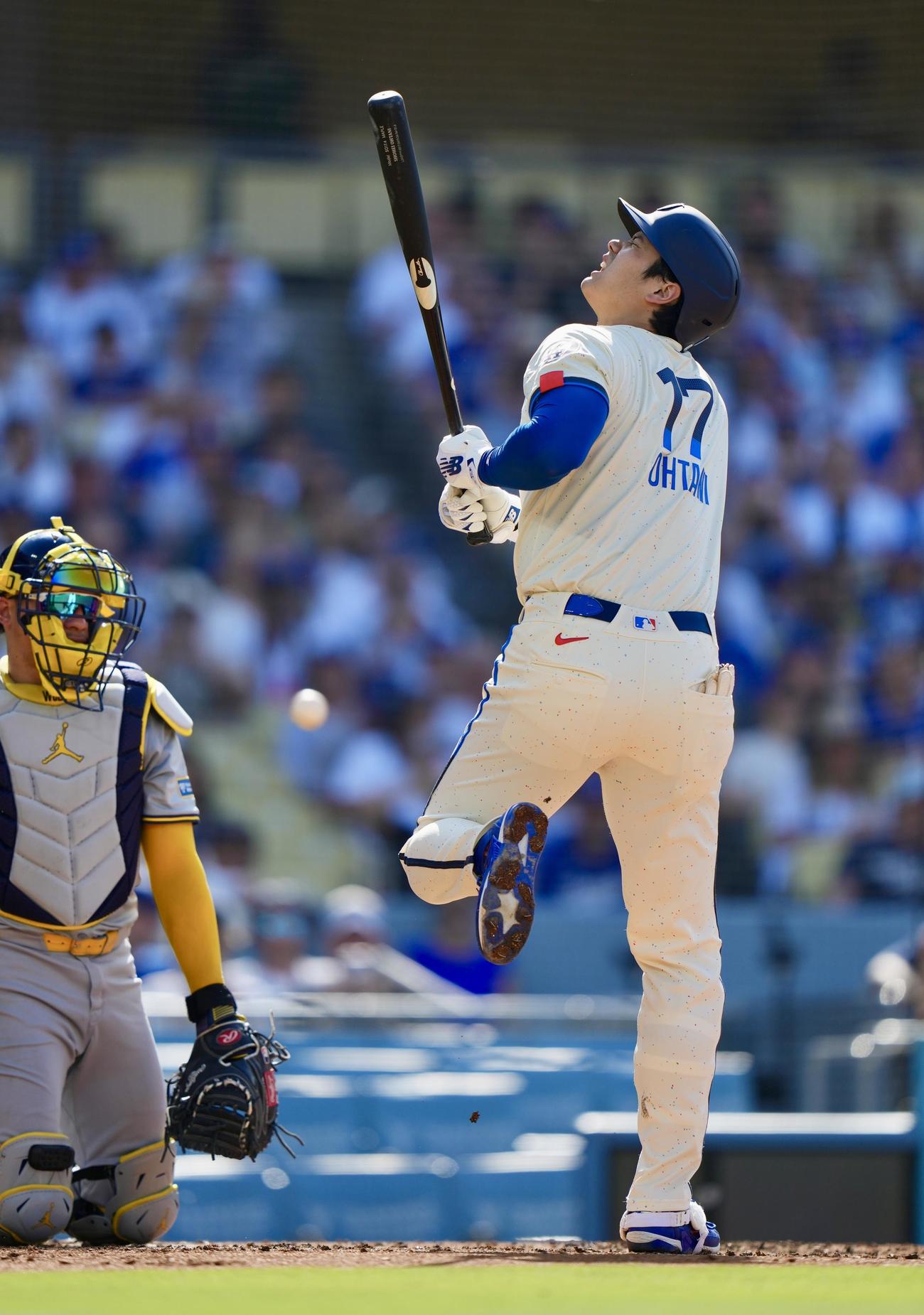 ドジャース対ブルワーズ　2回裏ドジャース2死、死球で出塁する大谷（撮影・横山健太）