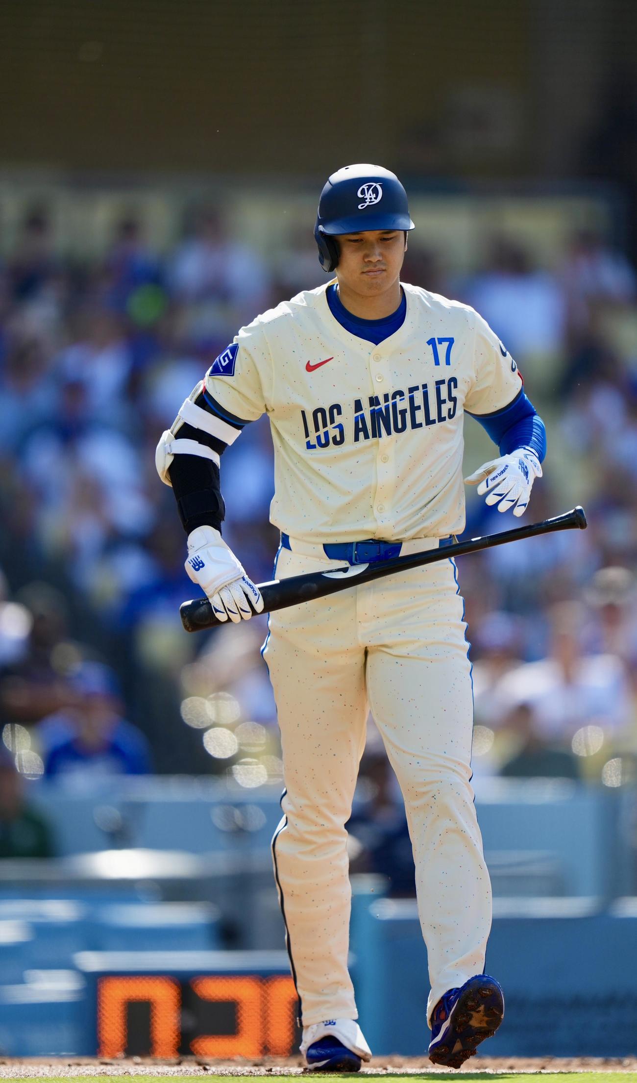 ドジャース対ブルワーズ　1回裏ドジャース無死、四球で出塁する大谷（撮影・横山健太）
