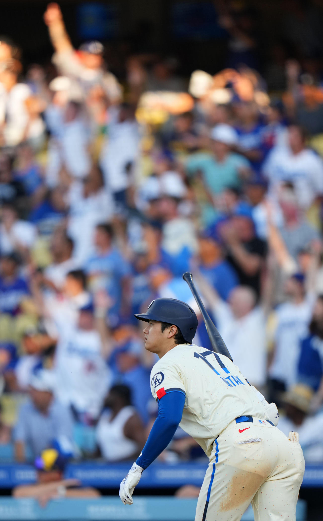 ドジャース対ブルワーズ　8回裏ドジャース1死、右中間へ本塁打を放つ大谷（撮影・横山健太）