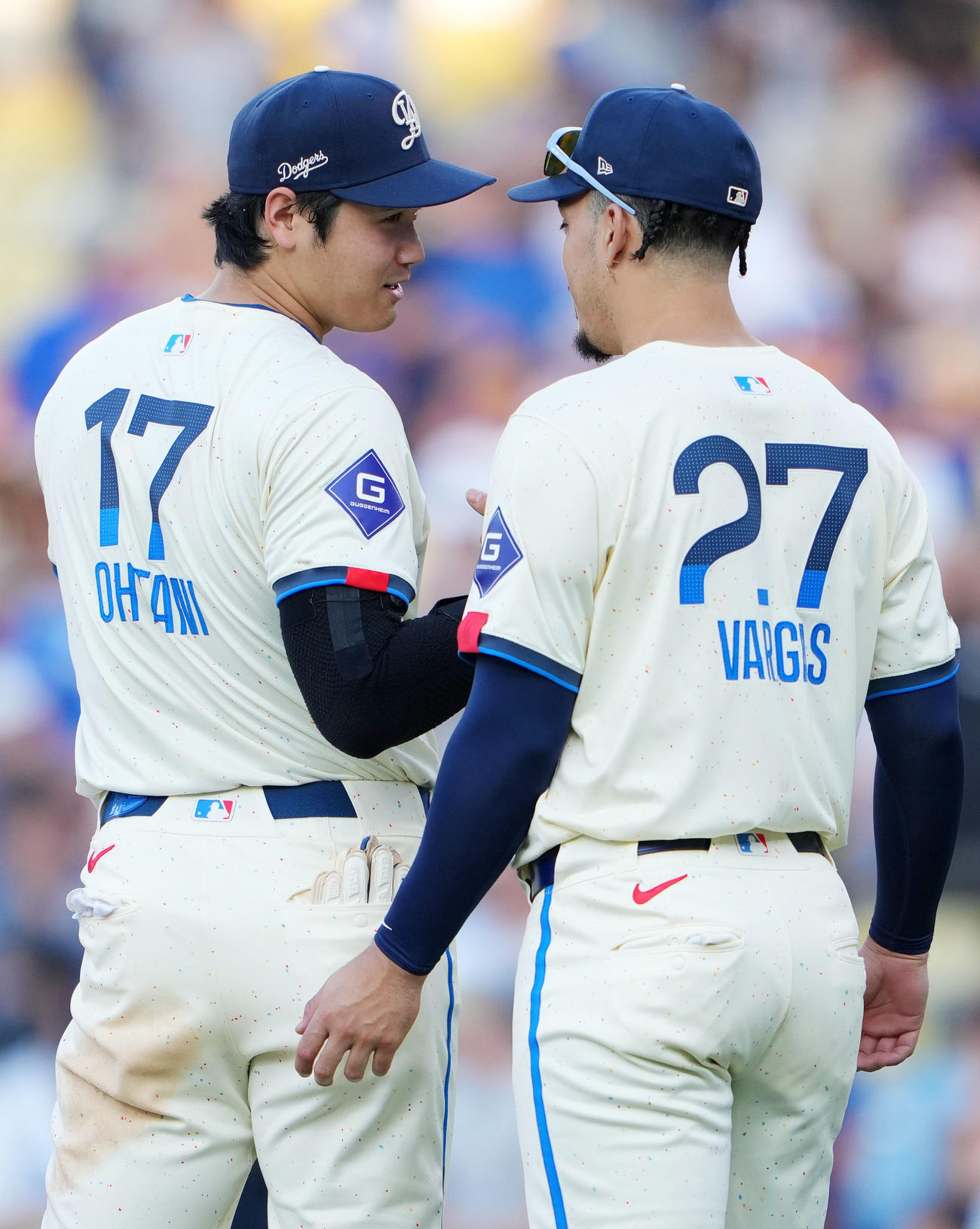 ドジャース対ブルワーズ　ブルワーズに勝利しドジャースのミゲル・バルガス（右）と談笑する大谷（撮影・横山健太）