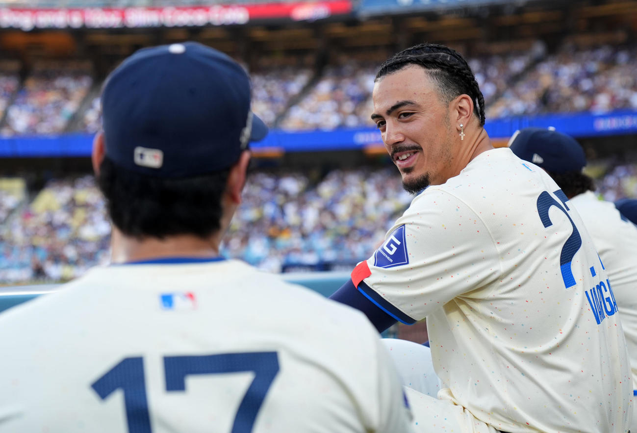 ドジャース対ブルワーズ　ドジャース大谷（左）と談笑するミゲル・バルガス（撮影・横山健太）