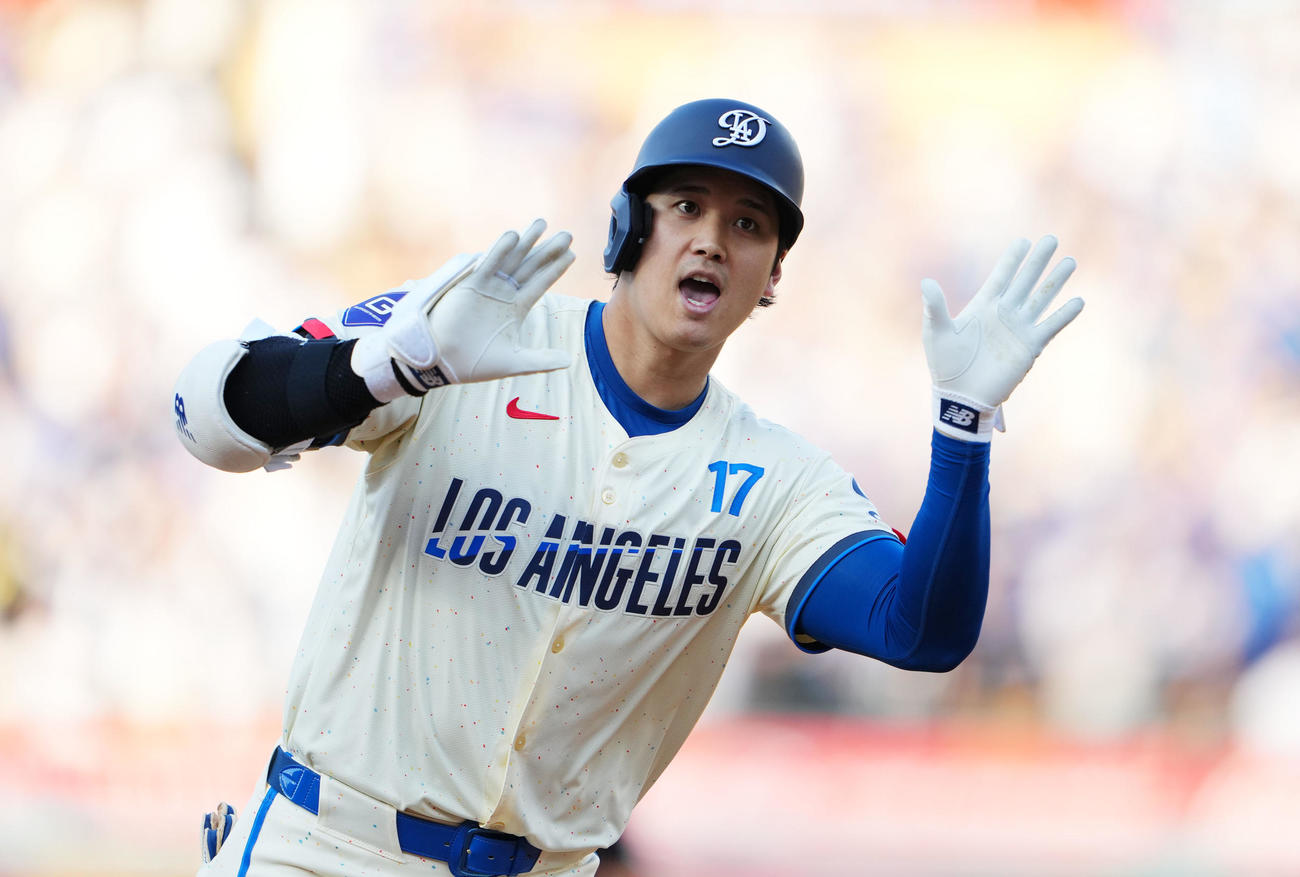ドジャース対ブルワーズ　8回裏ドジャース1死、右中間へ本塁打を放つちフレディダンスをする大谷（撮影・横山健太）