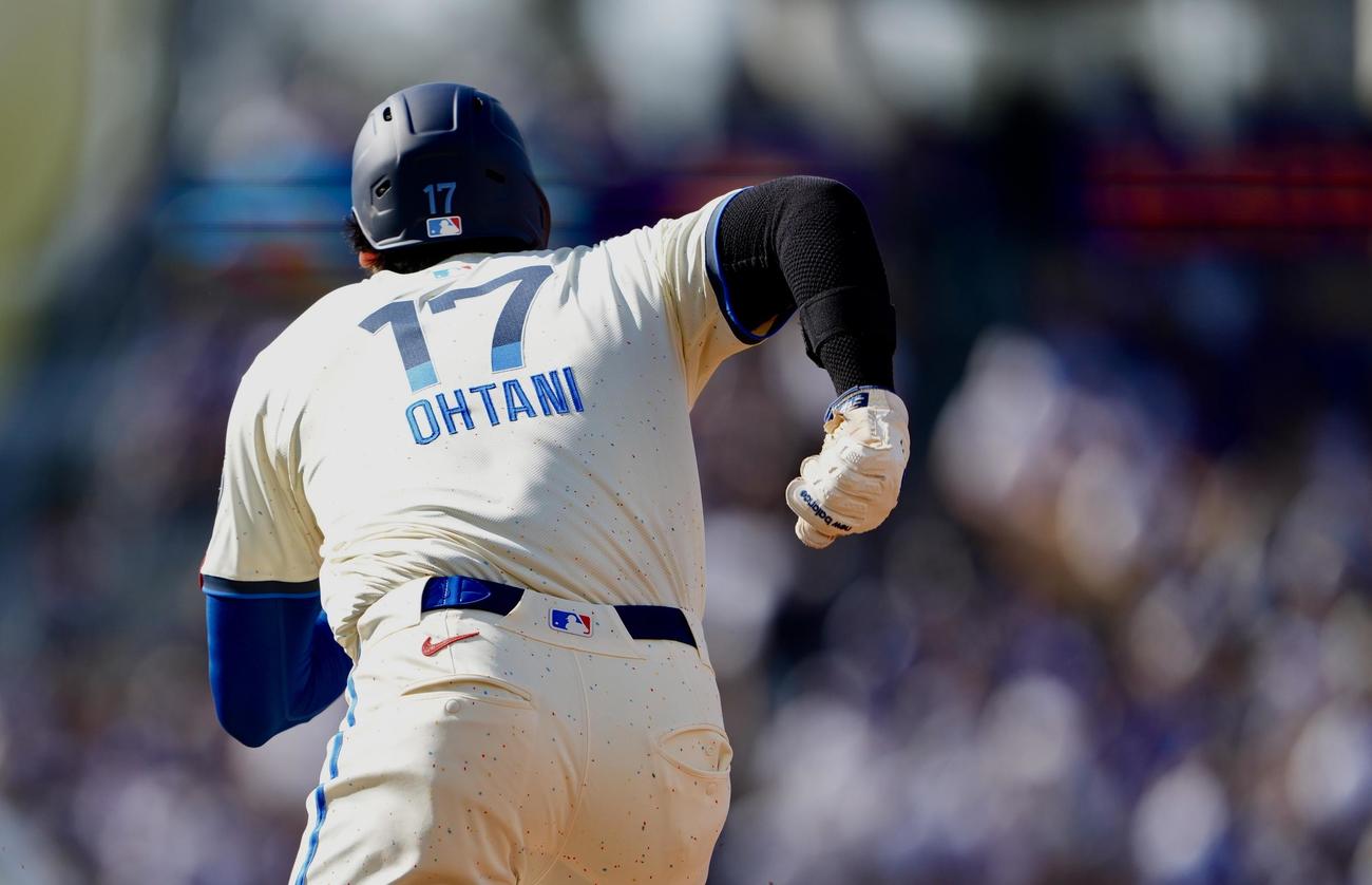 ドジャース対ブルワーズ　2回裏ドジャース2死一塁、二盗を決める大谷（撮影・横山健太）
