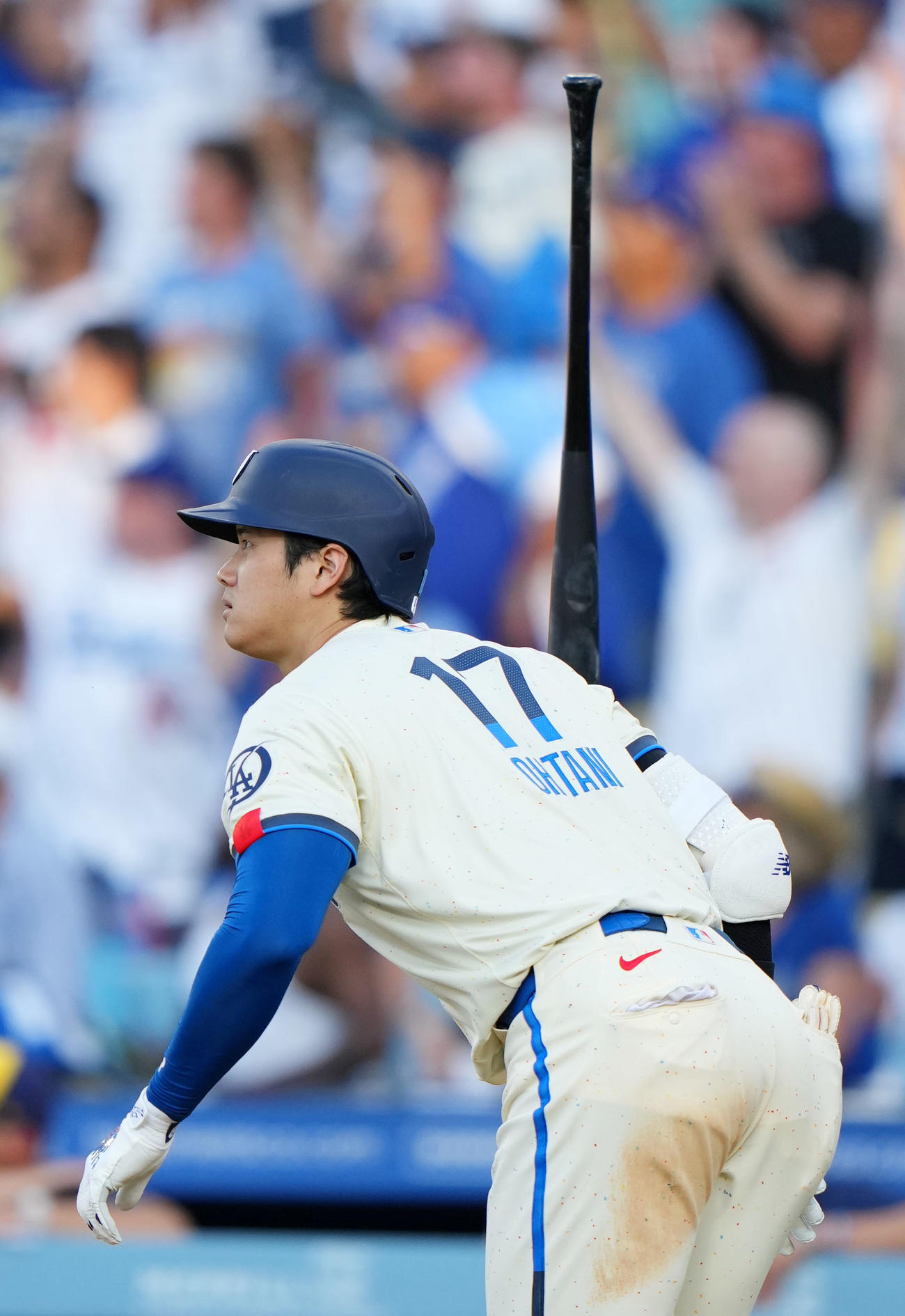 ドジャース対ブルワーズ　8回裏ドジャース1死、右中間へ本塁打を放つ大谷（撮影・横山健太）